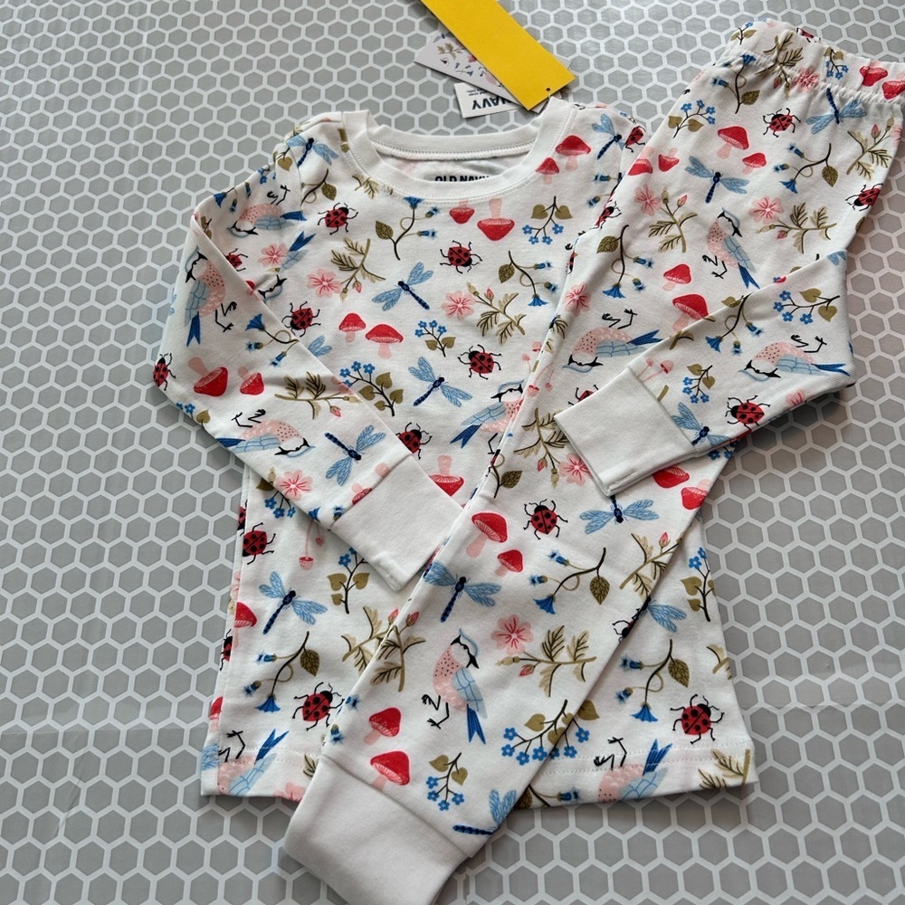 NWT Old Navy White Kids Two-Piece Pajama Set with Nature Prints          Size 5T